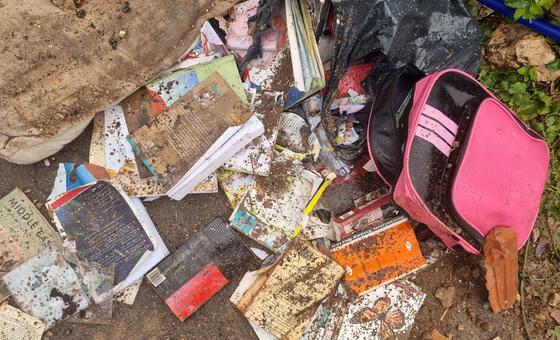 من الأرشيف: المتعلقات الشخصية لعائلة صالحية متناثرة على الأرض الموحلة تحت المطر بعد هدم القوات الإسرائيلية لمنزلهم في حي الشيخ جراح في القدس الشرقية في 19 كانون الثاني 2022. 